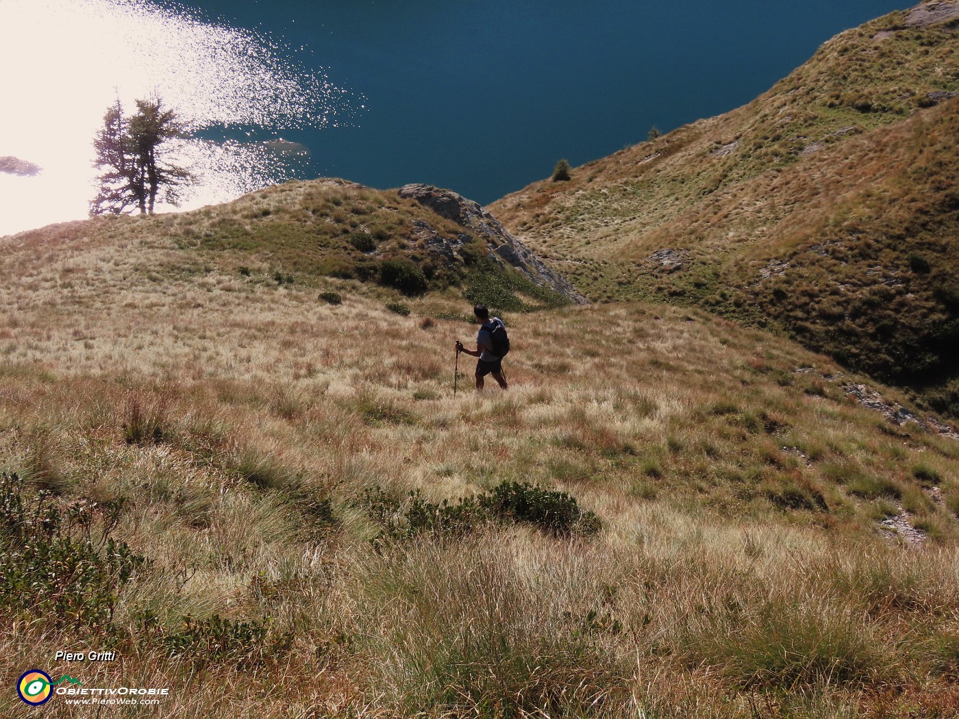 60 Scendendo per labili tracce e a vista verso i Laghi Gemelli.JPG